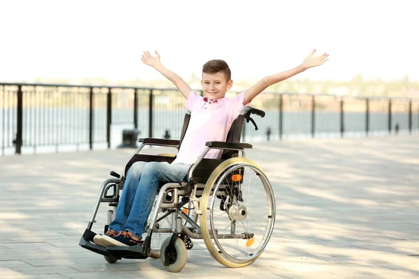 Niño Feliz Silla Ruedas Aire Libre —  Fotos de Stock