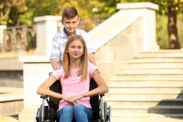 Tiener Meisje Rolstoel Haar Broer Buitenshuis — Stockfoto