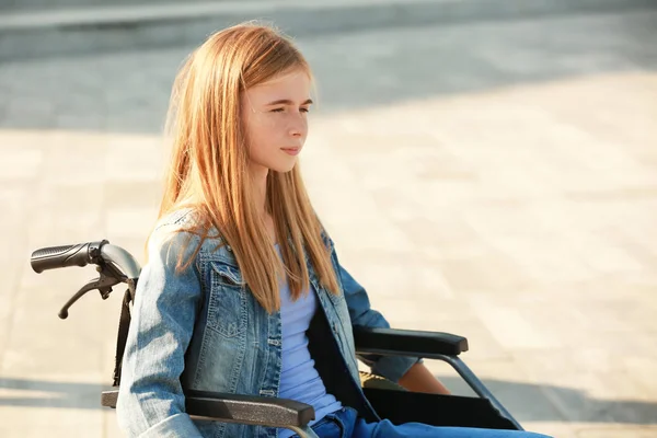 Tekerlekli Sandalye Açık Havada Genç Kız — Stok fotoğraf