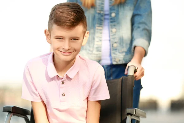車椅子と彼の妹を屋外の少年 — ストック写真