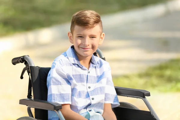 晴れた日の屋外に車椅子の少年 — ストック写真
