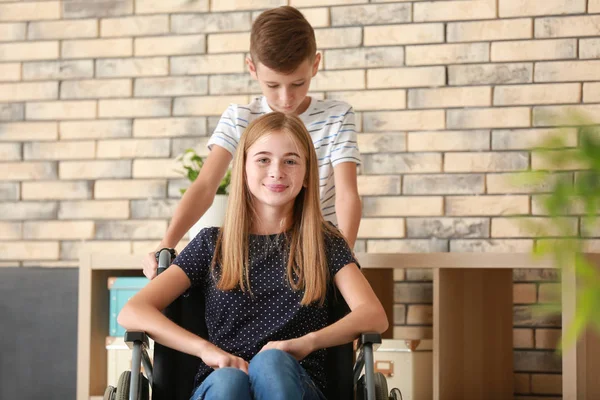 Ragazza Adolescente Sedia Rotelle Suo Fratello Casa — Foto Stock