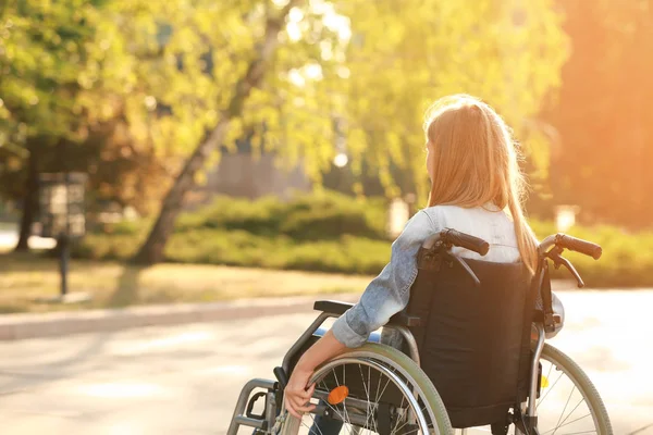 Adolescente Mignonne Fauteuil Roulant Extérieur — Photo