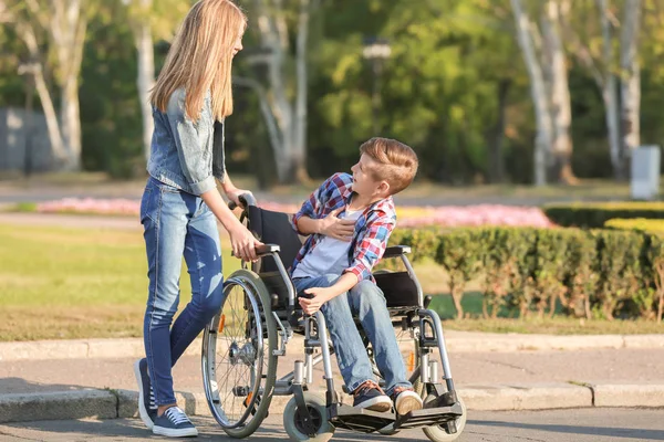 Мальчик Инвалидном Кресле Сестра Улице — стоковое фото