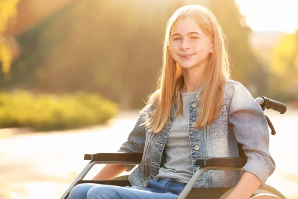 Sevimli Genç Kız Açık Havada Tekerlekli Sandalyede — Stok fotoğraf