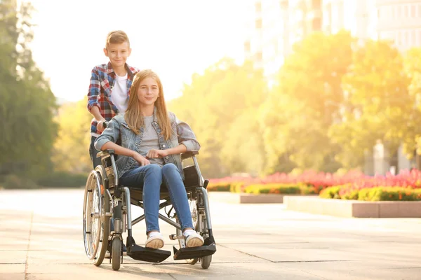 Tekerlekli Sandalye Kardeşi Açık Havada Genç Kız — Stok fotoğraf