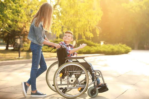 Ragazzo Sedia Rotelle Sua Sorella All Aperto — Foto Stock