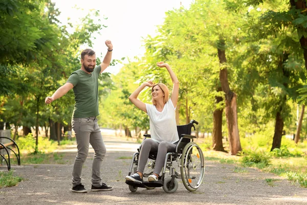 Beautiful Woman Wheelchair Man Dancing Outdoors — Stock Photo, Image
