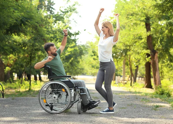 Homem Cadeira Rodas Com Bela Mulher Dançando Livre — Fotografia de Stock