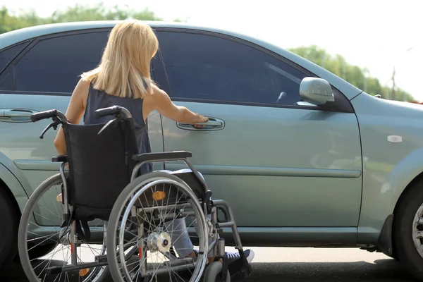 Kobieta Wózku Inwalidzkim Próbuje Otworzyć Jej Samochód — Zdjęcie stockowe