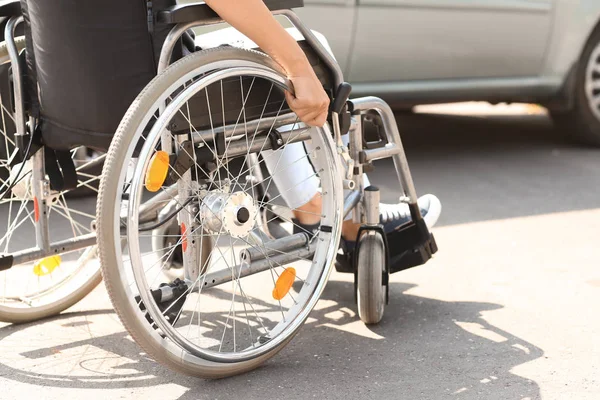 Γυναίκα Στην Αναπηρική Πολυθρόνα Δίπλα Από Αυτοκίνητό Της — Φωτογραφία Αρχείου
