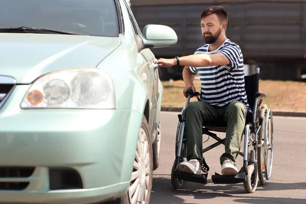Homem Cadeira Rodas Tentando Abrir Seu Carro — Fotografia de Stock