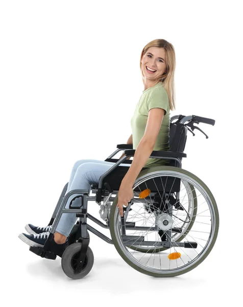 在白色背景的轮椅的美丽的妇女 — 图库照片