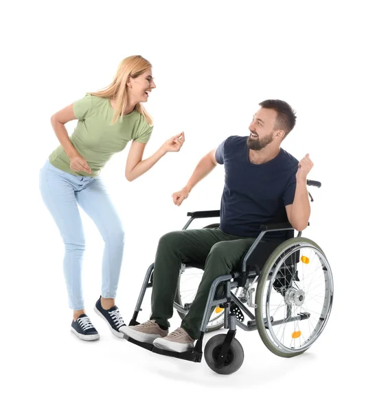 Hombre Silla Ruedas Con Hermosa Mujer Bailando Sobre Fondo Blanco — Foto de Stock