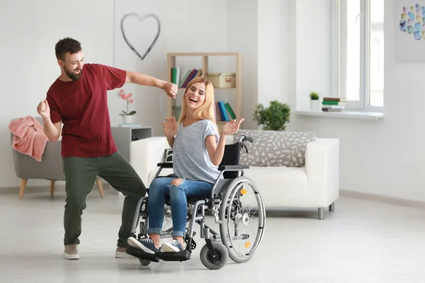 Mulher Bonita Cadeira Rodas Com Homem Dançando Casa — Fotografia de Stock