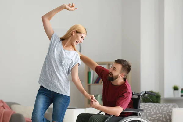 Uomo Sedia Rotelle Con Bella Donna Che Balla Casa — Foto Stock