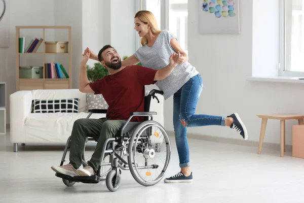 Hombre Silla Ruedas Con Hermosa Mujer Bailando Casa — Foto de Stock