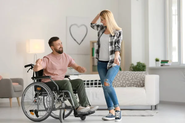 Hombre Silla Ruedas Con Hermosa Mujer Bailando Casa — Foto de Stock