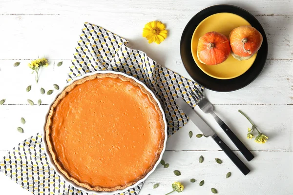 Composición Con Sabroso Pastel Calabaza Sobre Mesa Madera Blanca — Foto de Stock