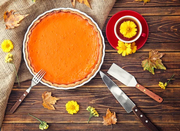 Bandeja Para Hornear Con Sabroso Pastel Calabaza Taza Mesa Madera — Foto de Stock