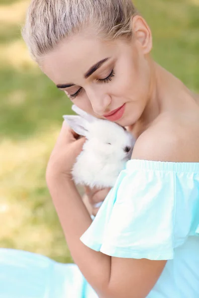 Bella Giovane Donna Con Coniglio Carino All Aperto — Foto Stock