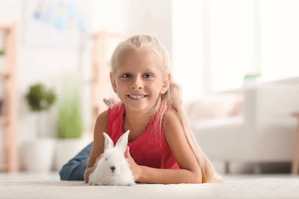 Sevimli Tavşan Evde Küçük Kızla — Stok fotoğraf