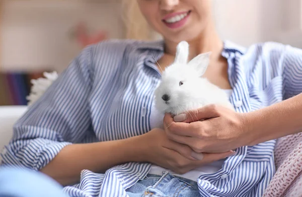 Schöne Junge Frau Mit Niedlichen Kaninchen Hause Nahaufnahme — Stockfoto