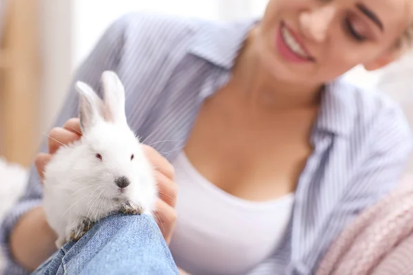 Schöne Junge Frau Mit Niedlichen Kaninchen Hause Nahaufnahme — Stockfoto