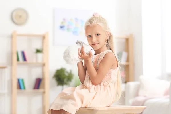 Kleines Mädchen Mit Süßem Kaninchen Hause — Stockfoto