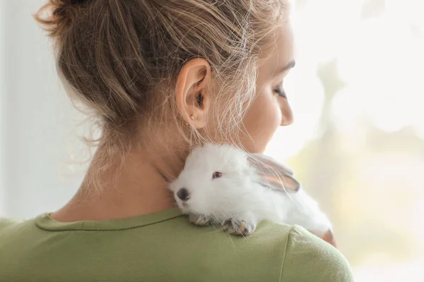 Vacker Ung Kvinna Med Söt Kanin Hemma — Stockfoto