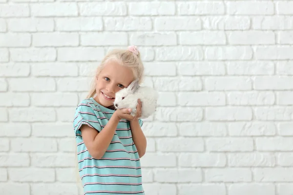 Beyaz Duvara Karşı Sevimli Tavşan Ile Küçük Kız — Stok fotoğraf