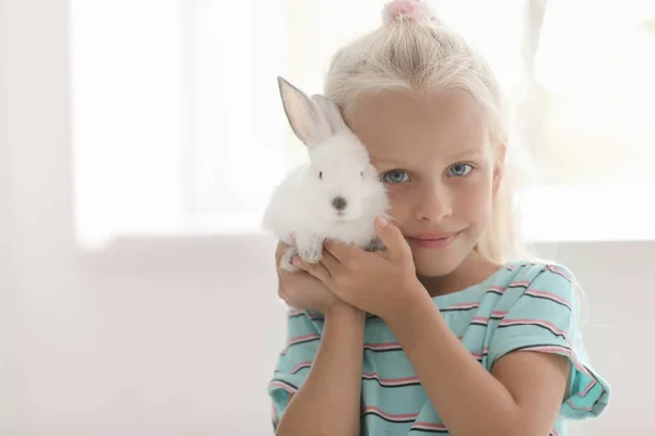 Kleines Mädchen Mit Süßem Kaninchen Hause — Stockfoto