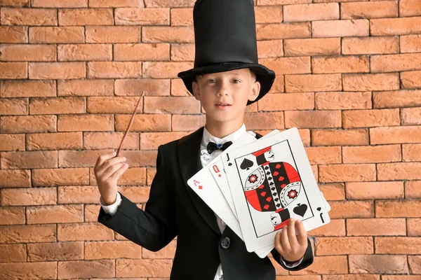 Mignon Petit Magicien Avec Des Cartes Contre Mur Briques — Photo