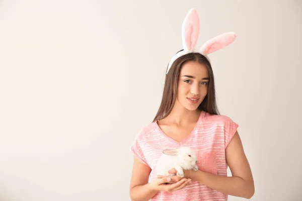 Mooie Jonge Vrouw Met Bunny Oren Schattig Konijn Lichte Achtergrond — Stockfoto