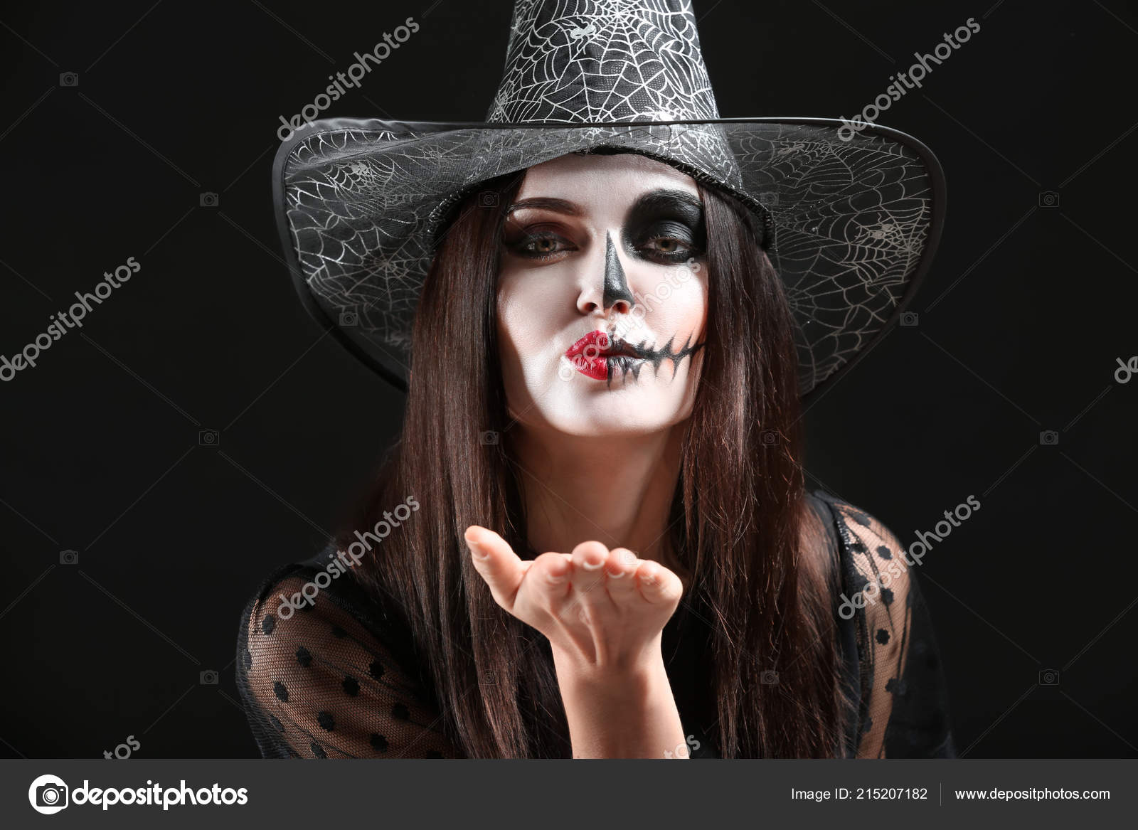 Mulheres De Chapéu No Quarto Da Bruxa No Halloween Imagem de Stock