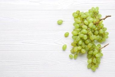 Beyaz ahşap zemin üzerinde olgun tatlı üzüm