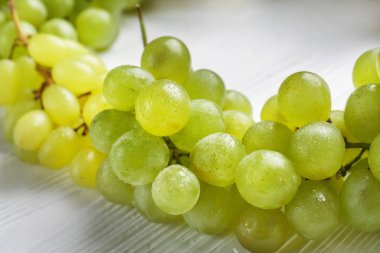 Beyaz ahşap masa, tatlı olgun tatlı üzüm