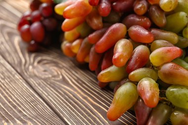 Ahşap masa, tatlı olgun tatlı üzüm