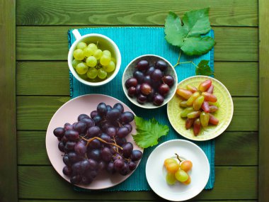Tablo farklı tatlı üzüm ile plakalar