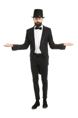 Beyaz arka plan üzerinde erkek sihirbaz