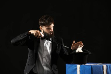 Hileler tavşan ile koyu arka plan üzerinde gösterilen sihirbaz