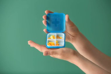 Haplarla Plastik Konteyner renk arka plan üzerinde tutan kadın