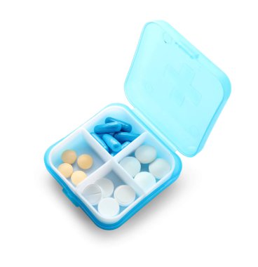 Beyaz arka plan üzerinde farklı haplarla Plastik Konteyner