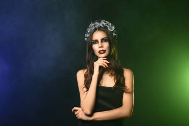 Cadılar Bayramı için koyu renk arka plan üzerinde giymiş kadın güzel