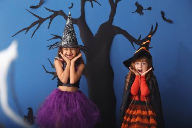 Cadı Cadılar Bayramı ayakta ürpertici dekor ile renk duvara için sevimli küçük kız kostümü