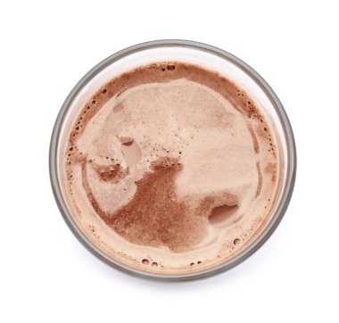 Beyaz arka planda bir bardak sıcak çikolata