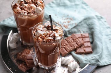 Bardak sıcak çikolata şekerleme metal tepsi