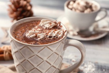 Sıcak çikolata şekerleme tablo ile