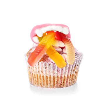 Beyaz arka plan üzerinde Cadılar Bayramı partisi için hazırlanan yaratıcı cupcake