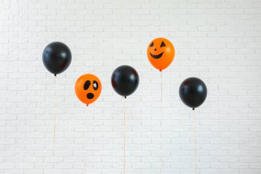 Cadılar Bayramı partisi için renk balonlar ışık arka plan üzerinde